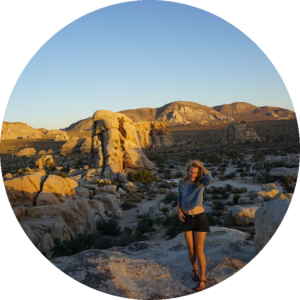Bild von Annas USA-Roadtrip: Sie steht, zur Kamera gewandt, auf einem Felsen